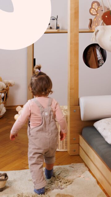 Jedna postel, celé dětství! 🛏️ Místo malé postýlky, kterou budete za pár let měnit, pořiďte rovnou velkou postel s klasickou matrací, kterou je možné časem zvyšovat. Ušetříte si tak zbytečné náklady i předělávání pokojíčku. MIA mini drží krok s našimi nejmenšími v jejich dovádění i odpočinku. Jednou houpačka a baldachýn, jindy měkké válce na dovádění a odpočinek nebo odnímatelná zábrana pro klidný spánek. 🤍 #detskypokoj #postylkamia #littledesign #designprodeti #czechdesign