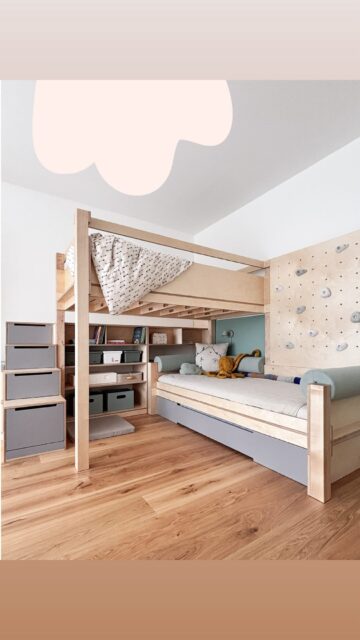 Na spaní 💤 i na hraní. 🧸 Postel MIA nakonfigurovaná na míru vaší rodině! Pro děti malé i velké. 👶👧 Jedináčky i sourozence. 🤍 Extroverty i ty, co jsou rádi sami. 🤸♂️ Přijďte k nám na showroom zjistit, která varianta je ta pravá pro vás. 🌟 P.S.: Věděli jste, že postel MIA se umí přizpůsobit každé změně? Pštrossova 35, Praha 1 📍 . . . #littledesign #littledesigncz #detskynabytek #rostoucipostel #postelprodeti