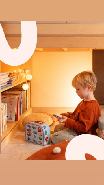 Podzim už klepe na dveře, pro nás to znamená jediné! 🍂💡 Je čas přidat do všech pokojíčků světýlka. 🐻 Teplé barvy doplňkového světla pro chumlací večery, útulnější atmosféru a hřejivý pocit na závěr každého dne. 🍁 📍 Nezapomeňte si reels uložit. Pro víc inspirace sledujte náš profil! . . . #littledesign #littledesigncz #detskypokoj #svetylka #kidsinteriors